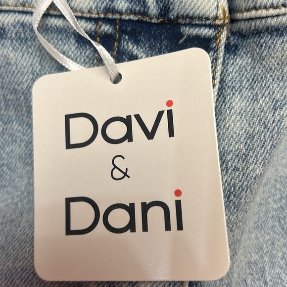 NWT Light Wash Peace Sign Patch Work Jeans - Davi & Dani - Picture 10 of 10